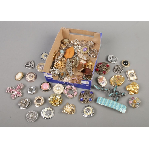 92 - A tray of costume jewellery brooches, hair clips and scarf clips.