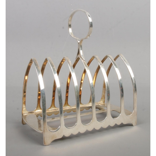 540 - A George V seven bar silver toast rack. Assayed for Sheffield, 1921 by James Dixon and Sons. Total w... 