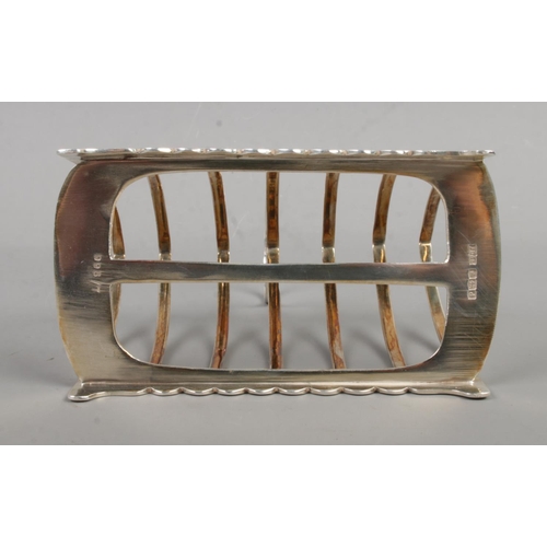 540 - A George V seven bar silver toast rack. Assayed for Sheffield, 1921 by James Dixon and Sons. Total w... 