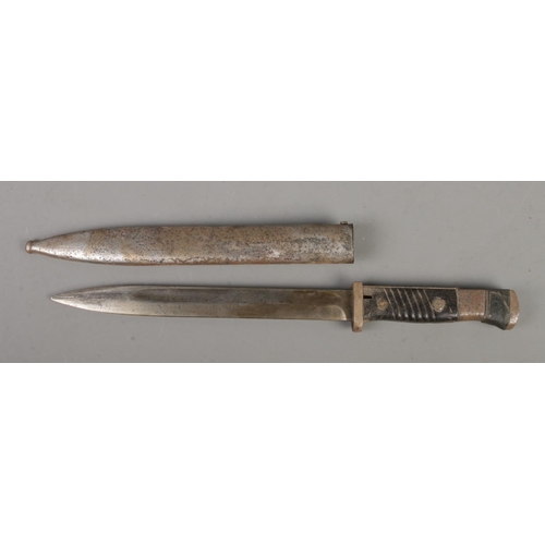 554 - A German World War Two K98 bayonet with scabbard. Blade length 24.5cm. CANNOT POST OVERSEAS