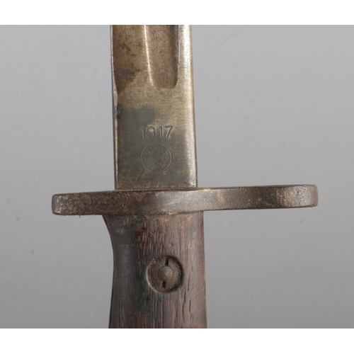 560 - A 1907 bayonet by Remington. Bearing US, flaming grenade symbol and eagle head stamp. Blade length 4... 