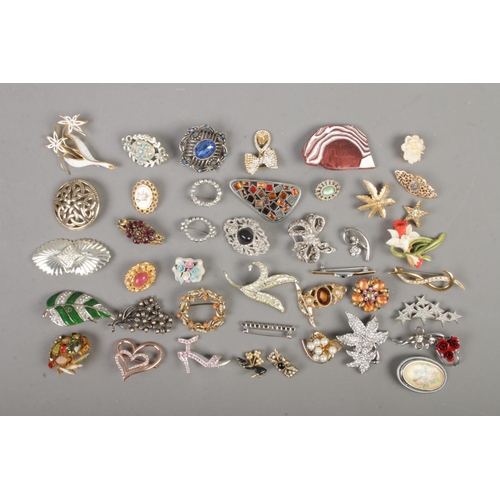 98 - A tray of over 40 costume jewellery brooches