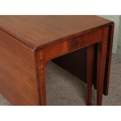 609 - A mahogany drop leaf gateleg table featuring inlaid decoration and tapered legs. Approx. dimensions ... 