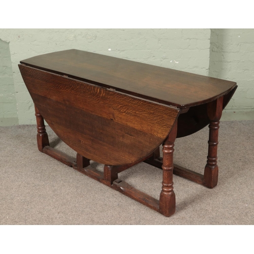 630 - A Georgian style large oak drop leaf table. Length 160cm.