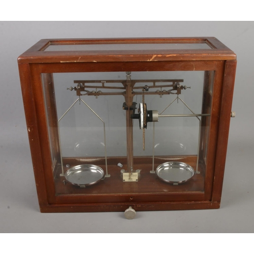 178 - A set of WBN Glasgow scientific chemical scales in mahogany glazed case.

Hx37cm