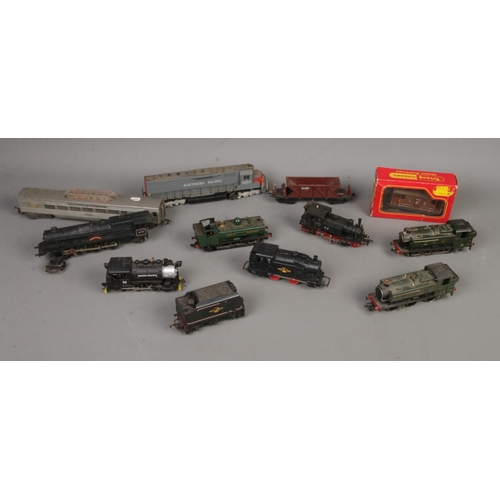 340 - A collection of assorted model railway carriages and locomotives to include Fleischmann, Graham Fari... 