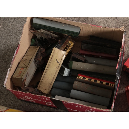 346 - A box of assorted OO gauge model railway locomotives and carriages to include Hornby, Airfix, boxed ... 