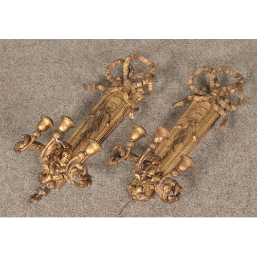 418 - A pair of gilt wall sconces decorated with ribbons and floral motifs.