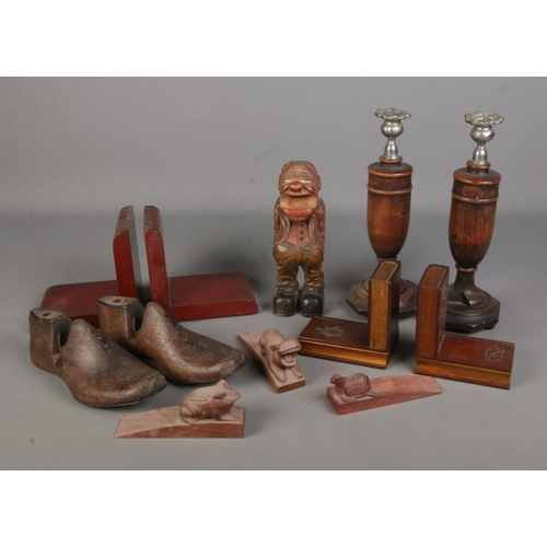 70 - A collection of treen to include carved animal doorstops, two pairs of bookends, nutcracker, pair of... 