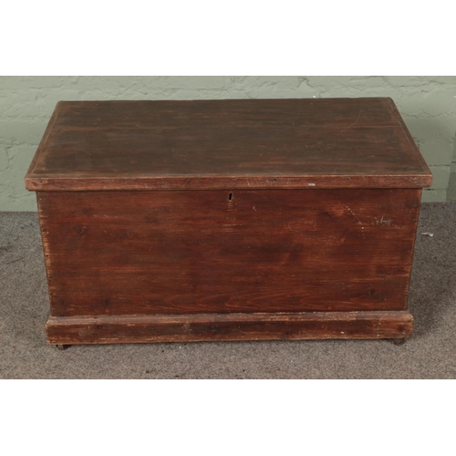 590 - A vintage stained pine blanket box with twin handles and inner candle box on later castors 

Hx48cm
... 