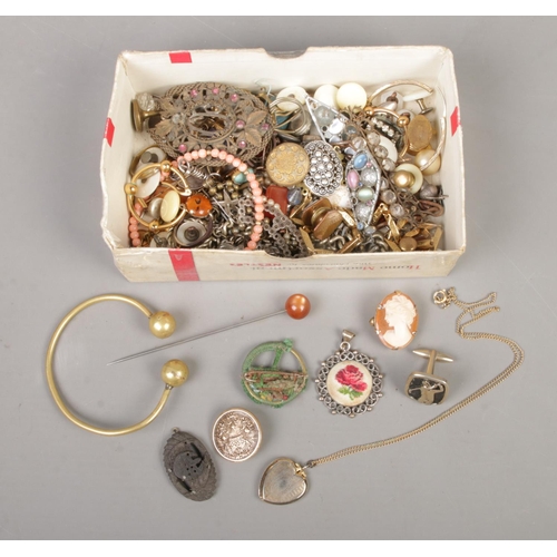 246 - A box of assorted vintage costume jewellery, to include embroidered brooches, bangle, yellow metal h... 