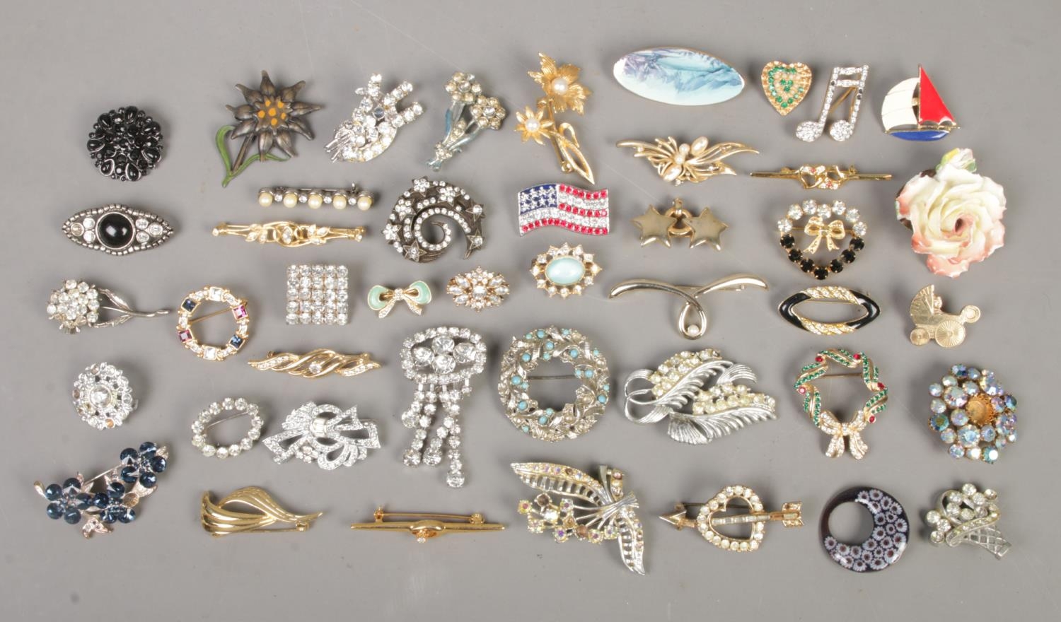 A collection of over forty costume jewellery brooches, to include ...