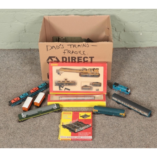 324 - A box of 00 gauge railway. Includes Hornby 75 Ton Breakdown Crane R6204, track, Lima carriages, Horn... 