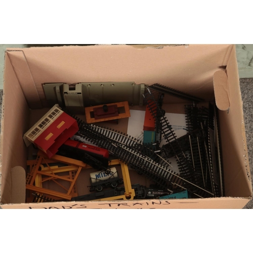 324 - A box of 00 gauge railway. Includes Hornby 75 Ton Breakdown Crane R6204, track, Lima carriages, Horn... 