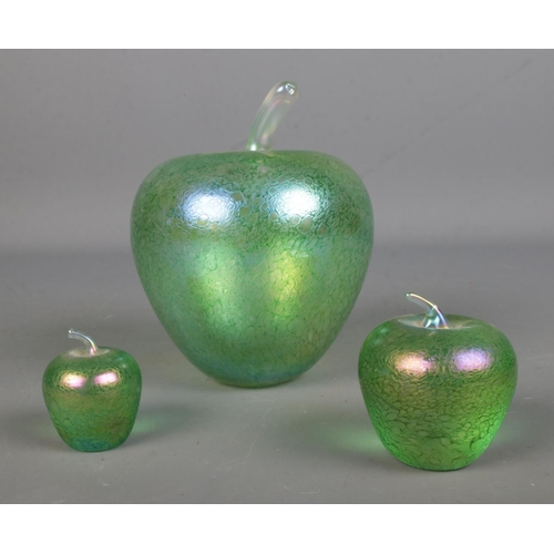 562 - A set of three graduated art glass apples, two of which bear label for Glasform (John Ditchfield). L... 