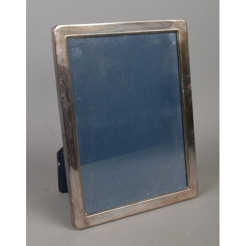 568 - A silver mounted rectangular photo frame, assayed for Sheffield, 1991 by Carr's of Sheffield. For 7