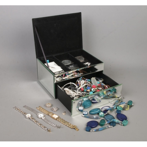 234 - A mirrored jewellery box, containing contents of mostly costume jewellery, as well as some silver ex... 