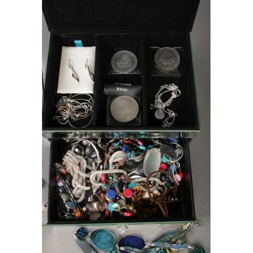 234 - A mirrored jewellery box, containing contents of mostly costume jewellery, as well as some silver ex... 