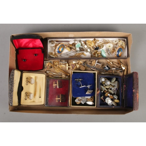 252 - A tray containing a large quantity of gent's accessories, to include a pair of carded silver cufflin... 