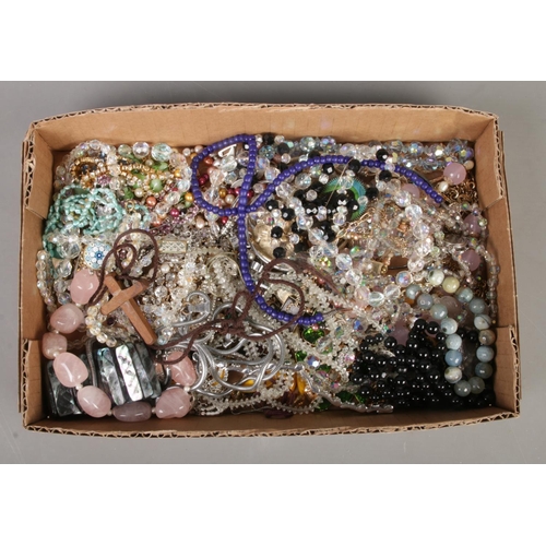 254 - A tray of assorted costume jewellery, mainly beaded necklaces. To also include bracelets, pendants a... 