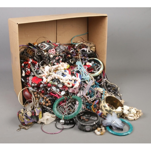 343 - A box of assorted costume jewellery, to include beaded necklaces and bracelets, pendants and bangles... 