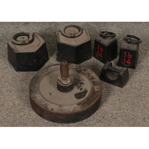 449 - A quantity of cast iron weights including two hexagonal 20kg hanging examples.