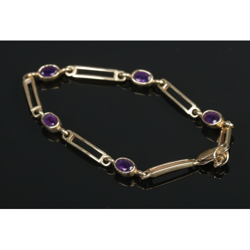 542 - A 9ct Gold bracelet chain, set with six amethyst stones. 18cm long unclasped. Total weight: 7.1g.