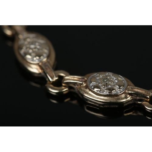 543 - A 9ct Gold bracelet, with each flat link containing a small diamond set within an illusion border. 2... 