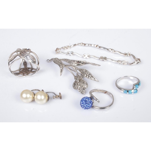 548 - A small quantity of silver jewellery, to include tulip marcasite brooch, rings and bracelet. Total w... 