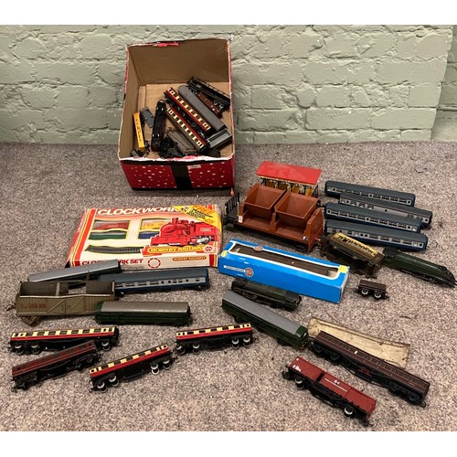 346 - A box of assorted OO gauge model railway locomotives and carriages to include Hornby, Airfix, boxed ... 