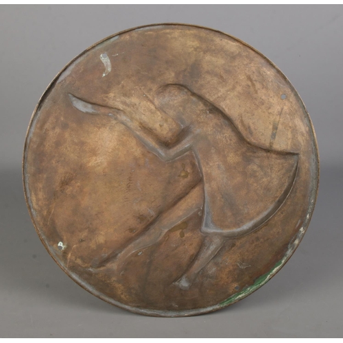 112 - A large circular bronze plaque, depicting a gentleman holding a cane doffing his hat. Diameter: 41cm... 