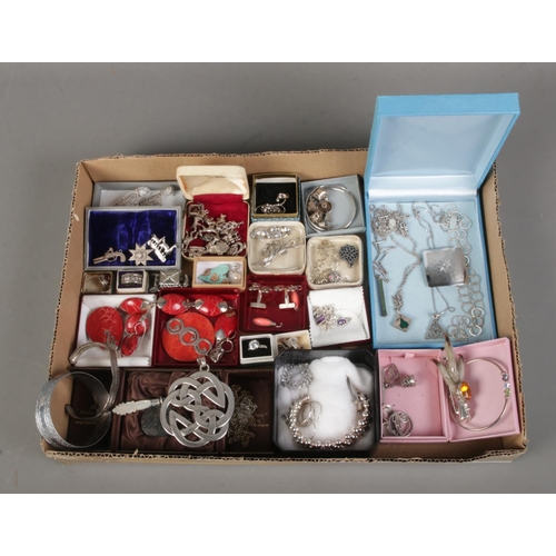 138 - A tray of assorted jewellery to include small quantity of silver, imitation coral pendant, bracelet ... 