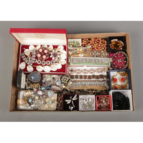 139 - A tray of assorted vintage costume jewellery to include brooches, necklaces, bracelets, etc.