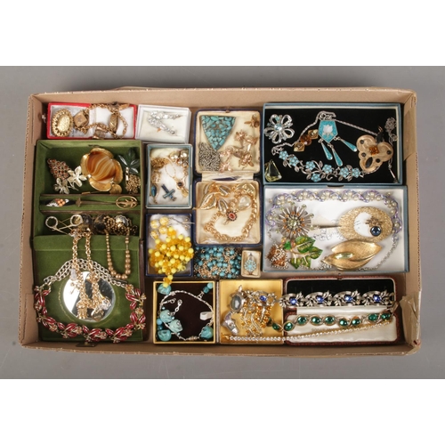 140 - A tray of assorted vintage costume jewellery to include charm bracelet, animal brooches, necklaces, ... 