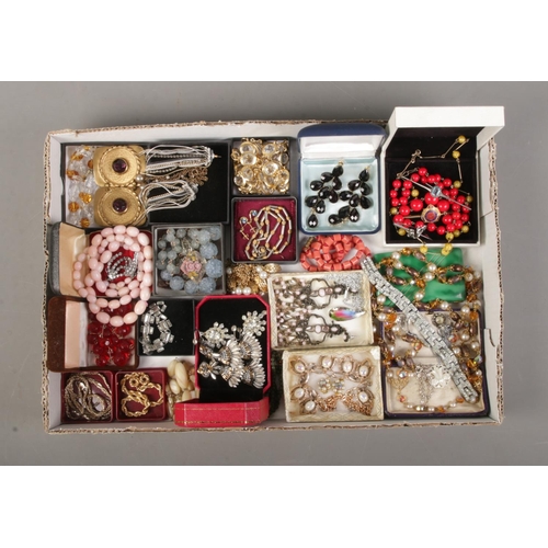 143 - A tray of assorted vintage costume jewellery to include drop earrings, screw back earrings, bracelet... 