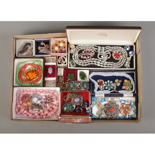 144 - A tray of assorted vintage costume jewellery to include scarab beetle bangle, leaf pendant, horsesho... 