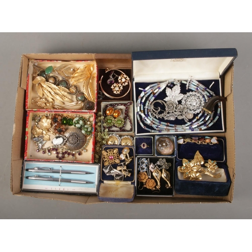 146 - A tray of assorted vintage costume jewellery and accessories to include gilt floral brooches, cuffli... 