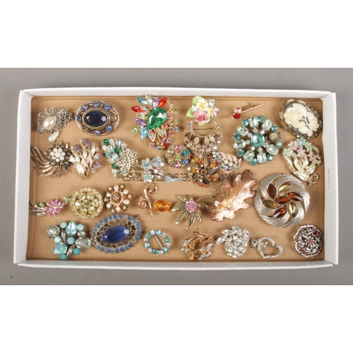 156 - A tray of costume jewellery brooches. Includes white metal, yellow metal and ceramic examples.