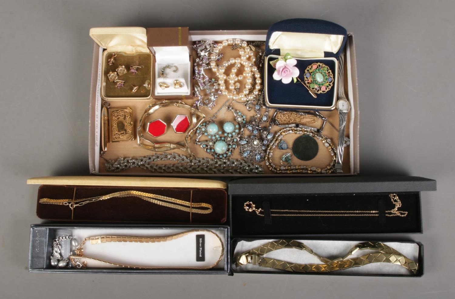 A collection of assorted costume jewellery, to include several Monet ...