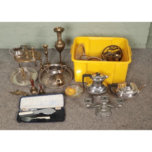 231 - A box of assorted metalwares to include EPNS tea pot, candlesticks, brass novelty items, etc.