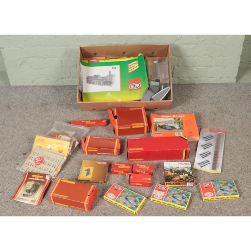 277 - A box of mostly boxed model railway buildings, wagons and accessories to include Hornby, Vollmer, In... 