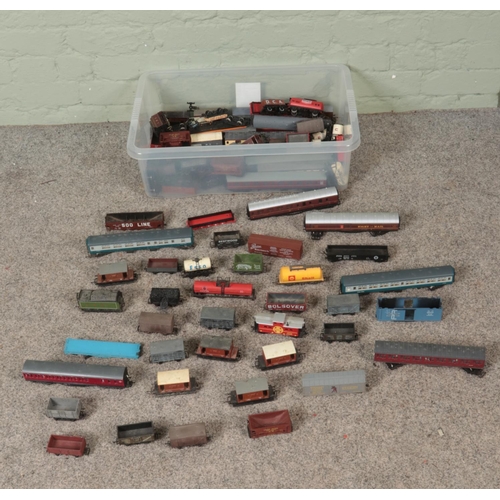 282 - A good collection of mostly 00 Gauge model railway rolling stock to include Tri-Ang, Wren, Hornby, B... 