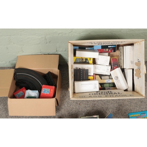 284 - A box of assorted diecast vehicles to include Hobbymaster Tanks, Tri-Ang Minic Motorways, Wooster Br... 