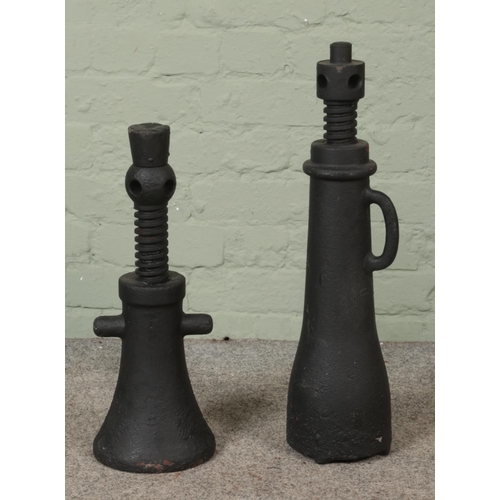 362 - A pair of cast iron screw jacks.