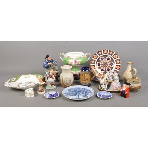 61 - A collection of named ceramics, to include Derby, Royal Doulton 'The Lobster Man', Royal Worcester 2... 