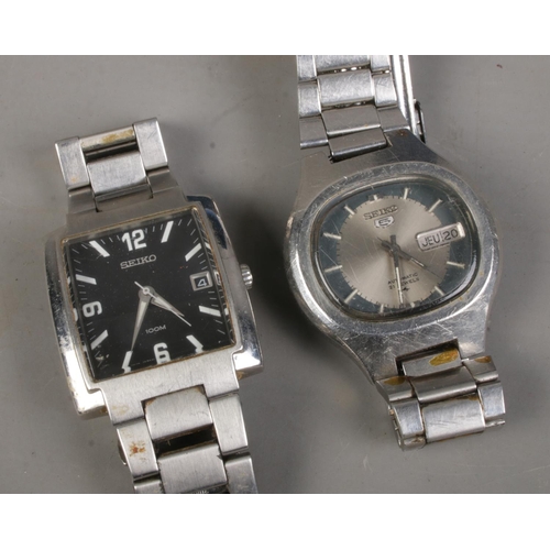 407 - Two men's Seiko watches to include Seiko 5 example and both with date markers. Includes one original... 