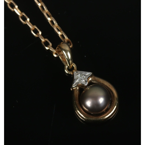 450 - A 9ct gold pendant on chain set with single pearl and diamond. Total weight 3.4g.