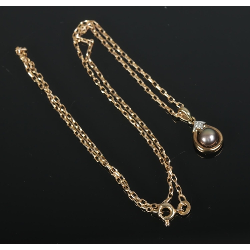 450 - A 9ct gold pendant on chain set with single pearl and diamond. Total weight 3.4g.