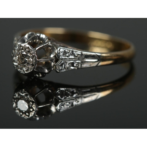 455 - An 18ct gold solitaire ring set with single diamond. Size M, 2g.