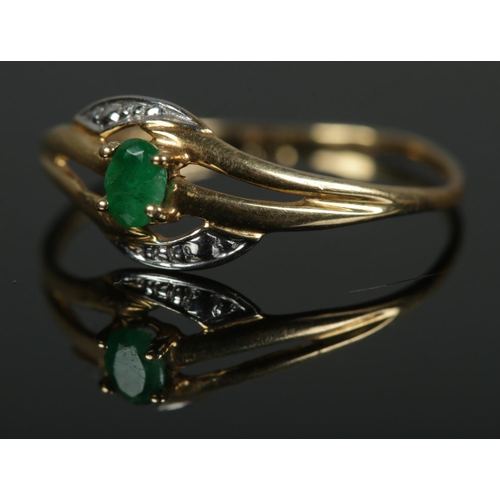 463 - An 18ct gold ring set with single emerald. Size O½, 1g.